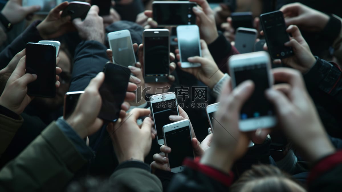 人拿手机刷手机照片高清摄影大图-千库网